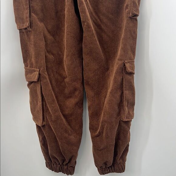 Forever 21 Brown Cargo Pants Relaxed Fit - Picture 5 of 7